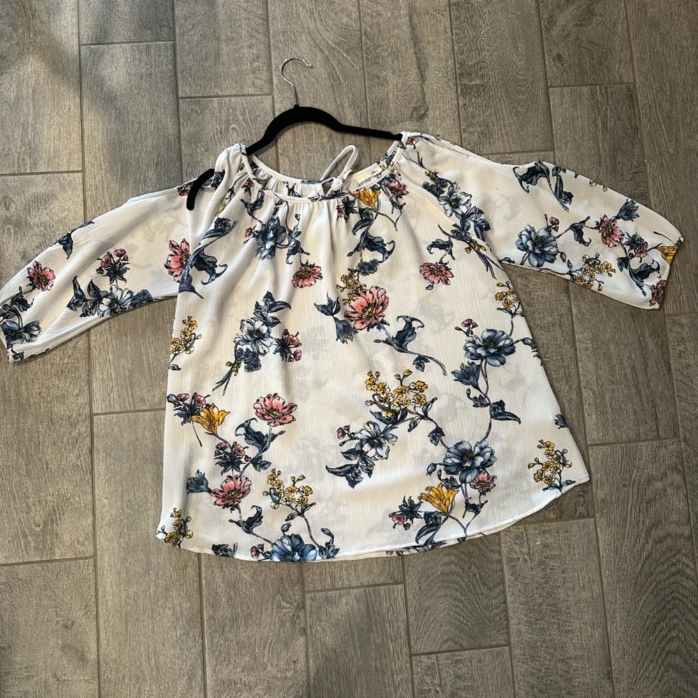 Size L women’s floral spring top